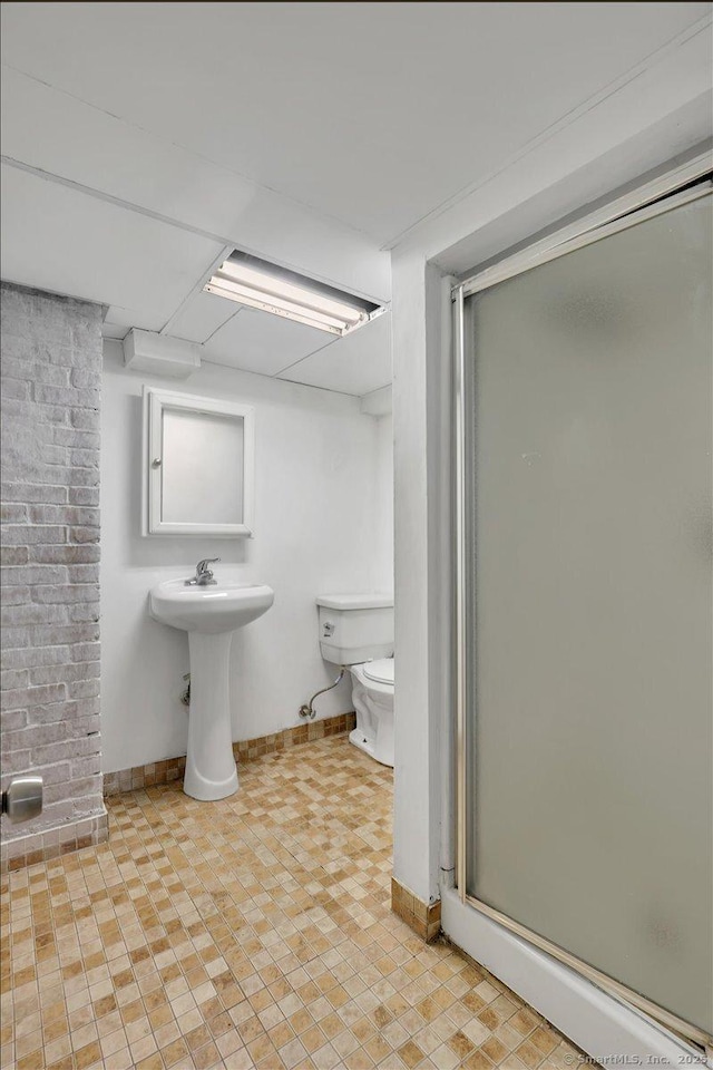 270 Hills St, East Hartford, CT 06118 - bathroom featuring baseboards and a stall shower