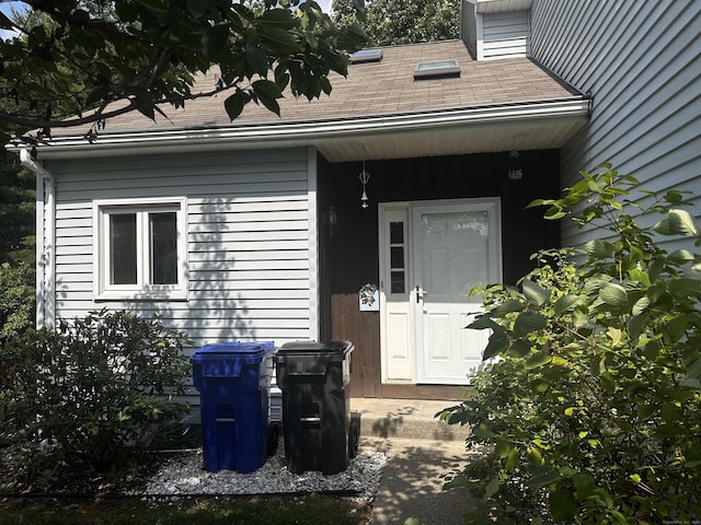 18 Daniel Dr Unit 18, East Windsor, CT 06088 - entrance to property featuring a shingled roof
