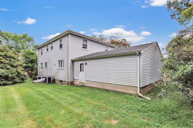 46 W St, Shelton, CT 06484 - back of house featuring a lawn