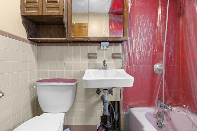 484 Reitter St W, Stratford, CT 06614 - bathroom featuring tile walls and toilet