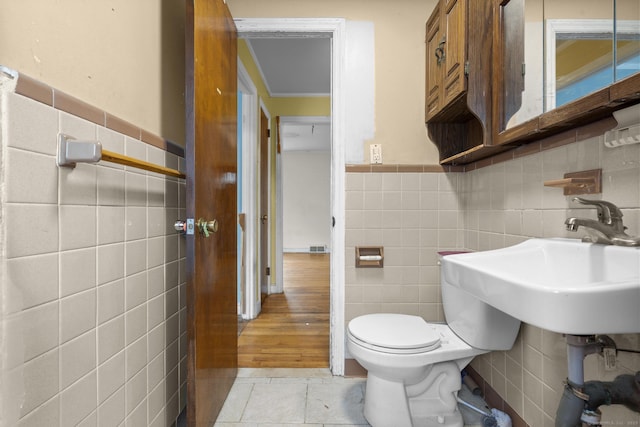484 Reitter St W, Stratford, CT 06614 - bathroom featuring tile walls, tile patterned flooring, and a wainscoted wall