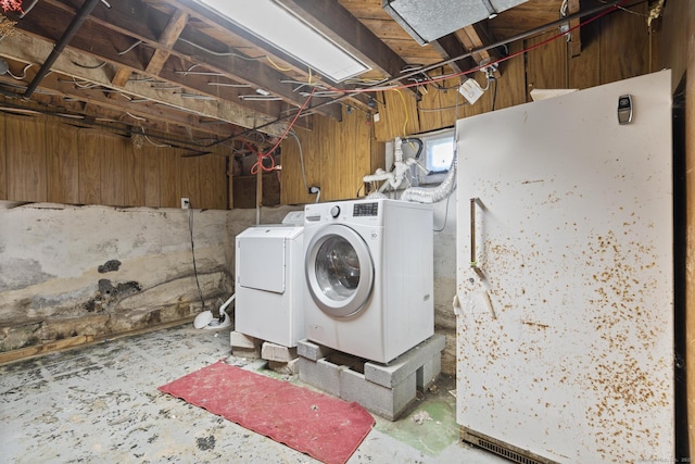 484 Reitter St W, Stratford, CT 06614 - laundry room with washing machine and clothes dryer