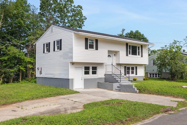 231 Lincolndale Dr, Waterbury, CT 06704 - raised ranch featuring a front yard