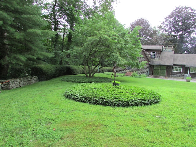 view of green lawn