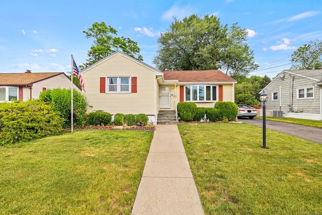 128 Auburn St, Stratford, CT 06614 - bungalow featuring a front lawn