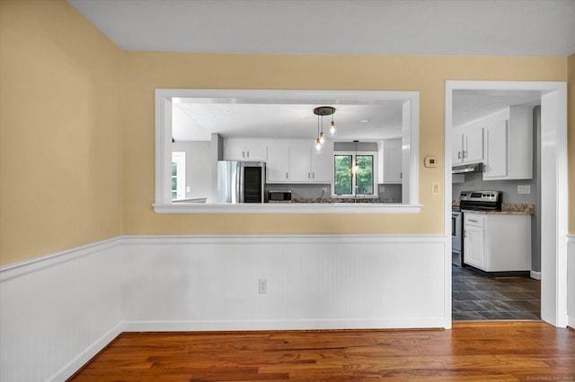 7 Lorraine Rd, Manchester, CT 06040 - kitchen featuring appliances with stainless steel finishes, under cabinet range hood, white cabinetry, decorative light fixtures, and light countertops