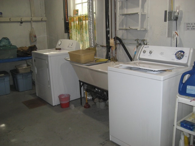 46 Wayne St, Norwich, CT 06360 - laundry room featuring washer and dryer