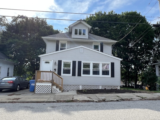 34 Division St, Norwich, CT 06360 - american foursquare style home featuring a shingled roof