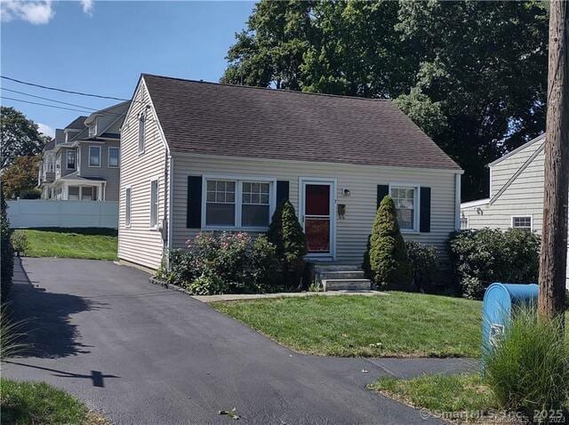 7 Melville Ave, Fairfield, CT 06825 - view of front of home with a shingled roof