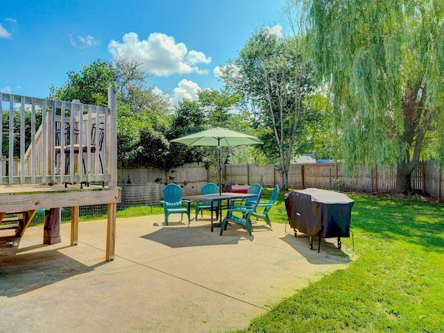 15 Courtney Ln, Killingly, CT 06241 - fenced backyard featuring a patio