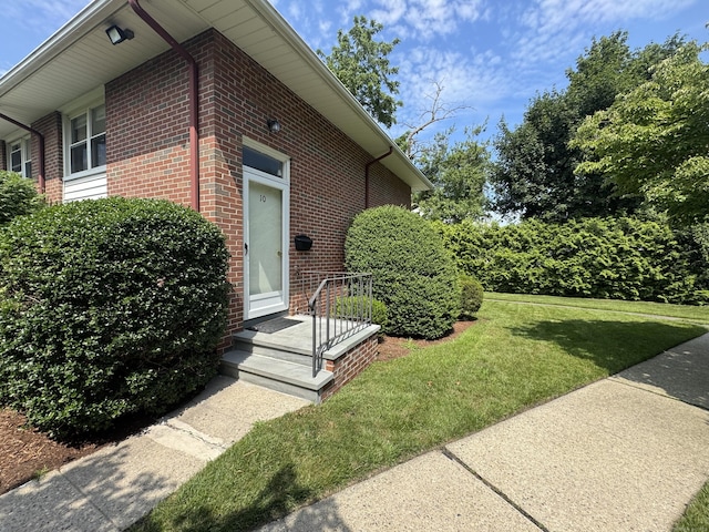 10 Willowbrook Ct Unit 10, Stamford, CT 06902 - view of side of property with brick siding and a yard