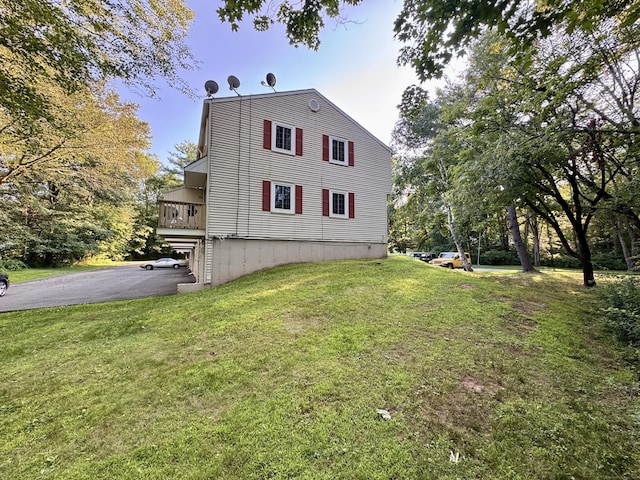 92 Cynthia Ln Apt E1, Middletown, CT 06457 - view of side of home with a yard, driveway, and a wooden deck
