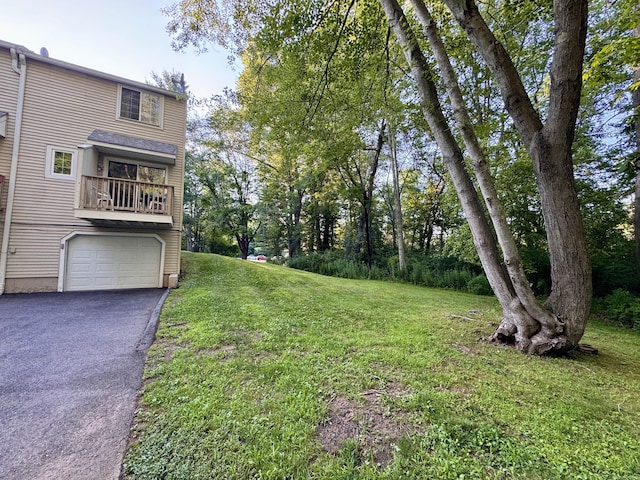 92 Cynthia Ln Apt E1, Middletown, CT 06457 - view of grassy yard featuring a garage and driveway