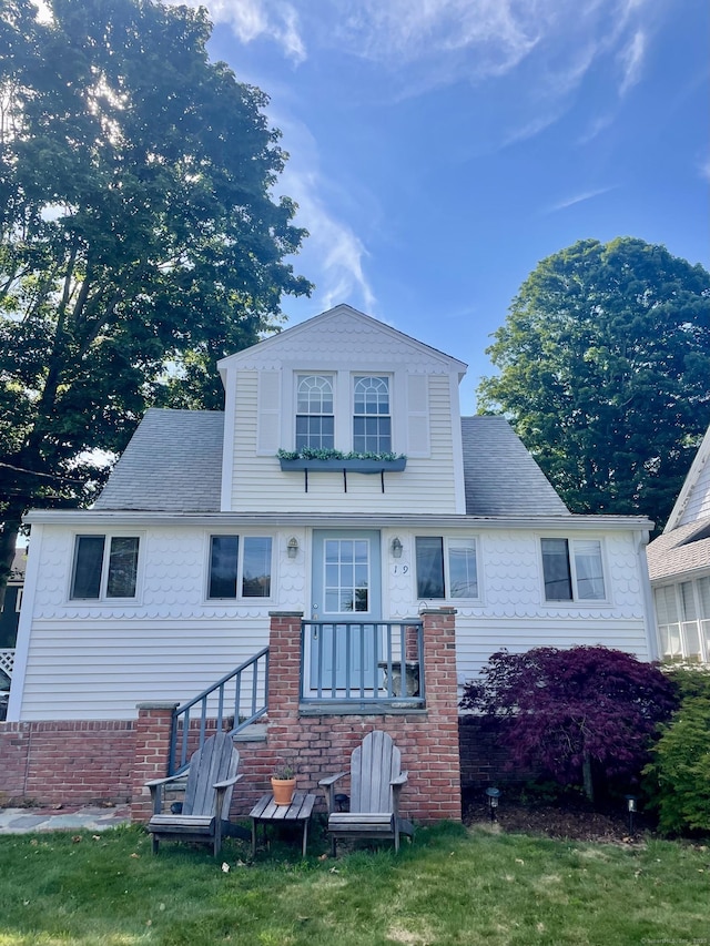 19 Hartford Ave, Old Saybrook, CT 06475 - view of front facade with a shingled roof