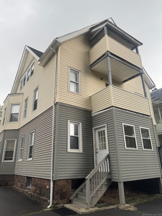 32 Lenox St, Hartford, CT 06154 - back of property featuring entry steps and a balcony