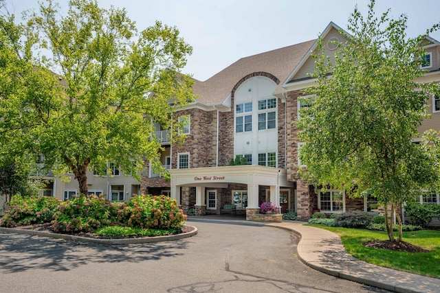 1 W St Unit 322, Simsbury, CT 06070 - photo 1