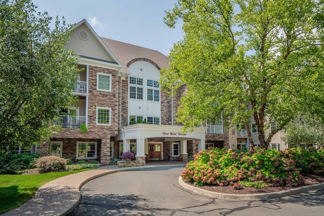 1 W St Unit 322, Simsbury, CT 06070 - photo 2