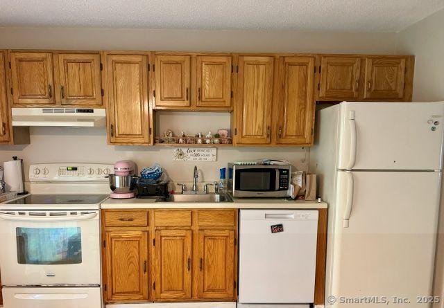 74 Washington Rd Apt 4, Woodbury, CT 06798 - photo 3