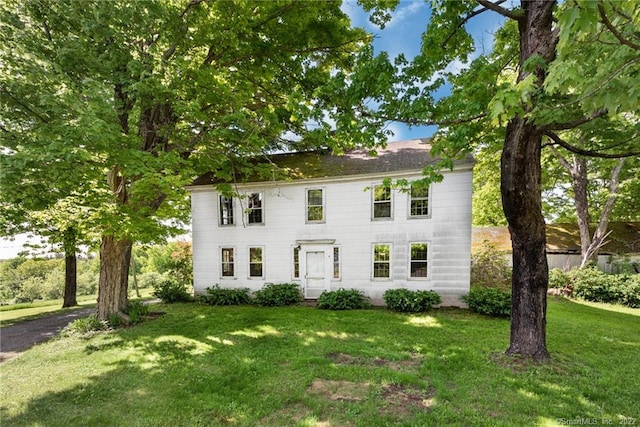 colonial inspired home featuring a front yard