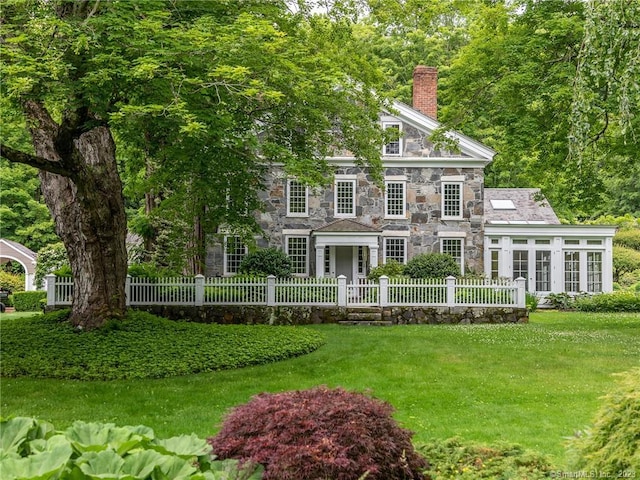 view of front of property with a front lawn