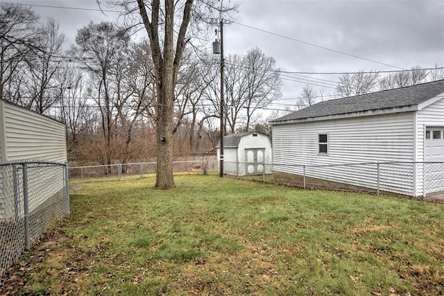 view of yard featuring an outdoor structure