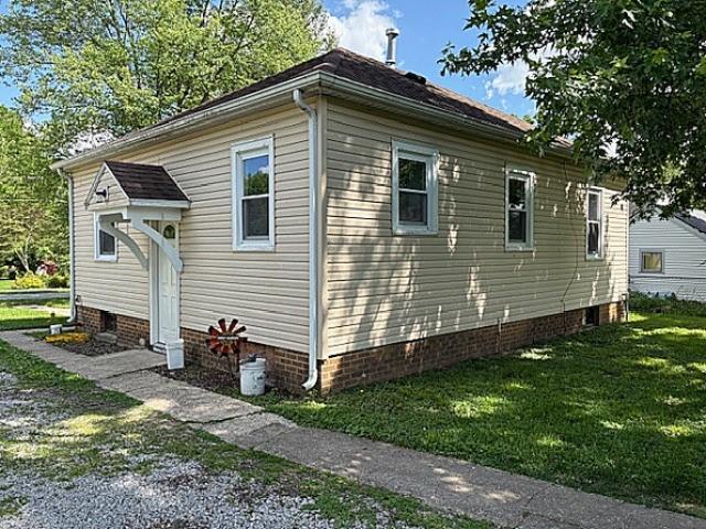 609 S 2nd St, Effingham, IL 62401 - view of home's exterior with crawl space and a yard