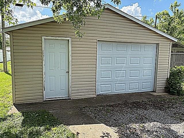 609 S 2nd St, Effingham, IL 62401 - view of detached garage
