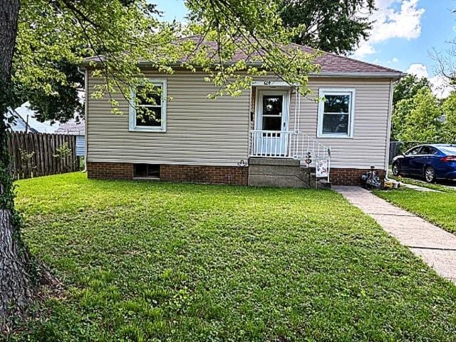 609 S 2nd St, Effingham, IL 62401 - bungalow-style house featuring crawl space
