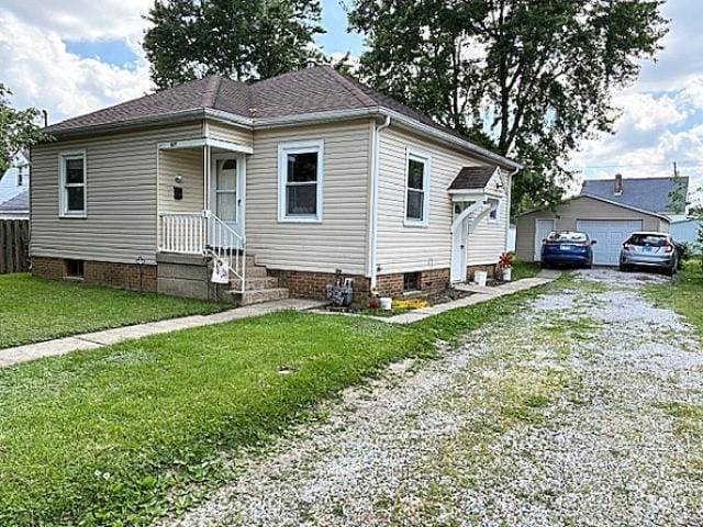 609 S 2nd St, Effingham, IL 62401 - bungalow-style home with a front yard, crawl space, and a garage