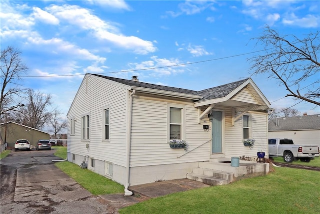 view of front of home featuring a front yard