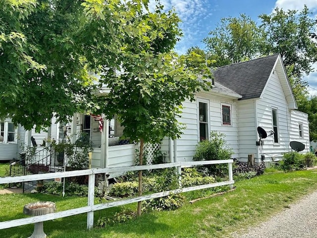 view of front of property featuring a front yard