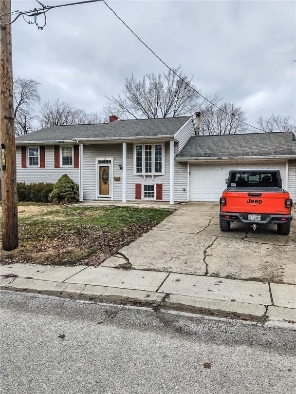 view of front facade with a garage