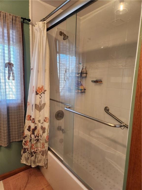 bathroom with enclosed tub / shower combo