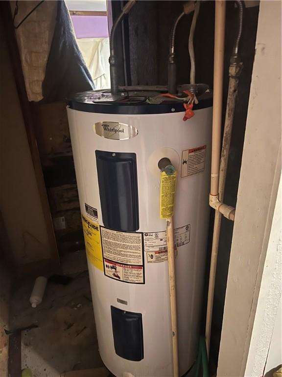702 W Mulberry St, Robinson, IL 62454 - utilities featuring electric water heater