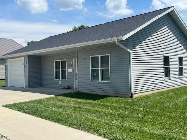 609 W Clinton Ave, Effingham, IL 62401 - ranch-style house featuring an attached garage, driveway, and a front lawn