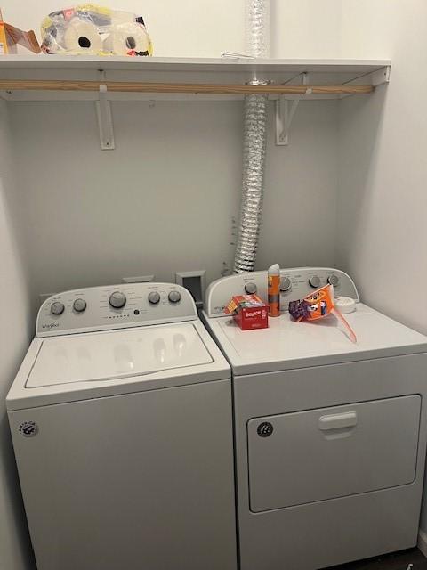 609 W Clinton Ave, Effingham, IL 62401 - washroom with washer and dryer