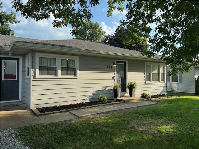 509 E Gordon Ave, Effingham, IL 62401 - view of front of property featuring a front lawn and roof with shingles