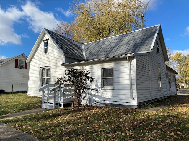 exterior space featuring a front yard