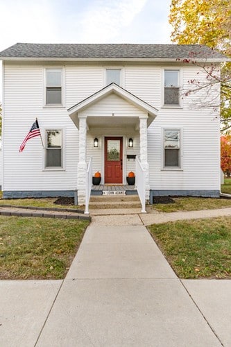 view of front of house featuring a front yard