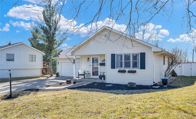 view of front of home featuring driveway, a garage, fence, and a front lawn