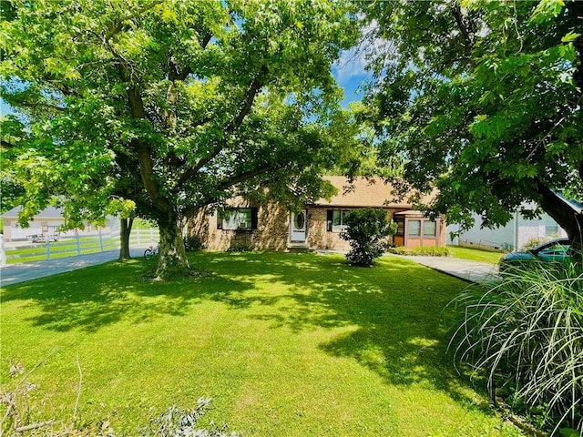 208 Roosevelt St, Paris, IL 61944 - photo 1
