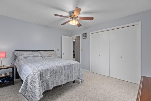 carpeted bedroom featuring ceiling fan, baseboards, and a closet