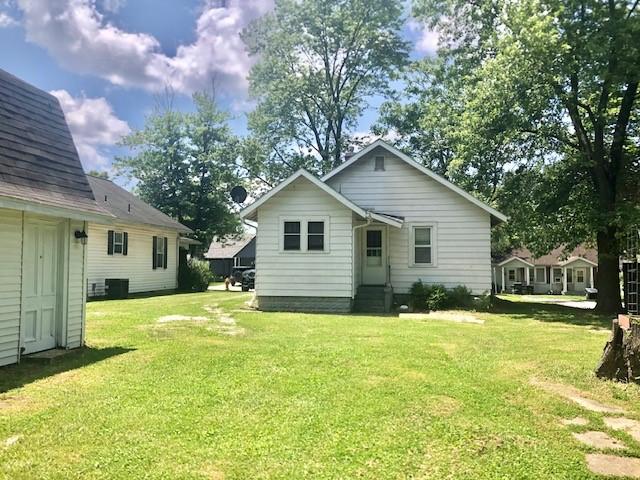 906 S 3rd St, Effingham, IL 62401 - back of property with a lawn and entry steps