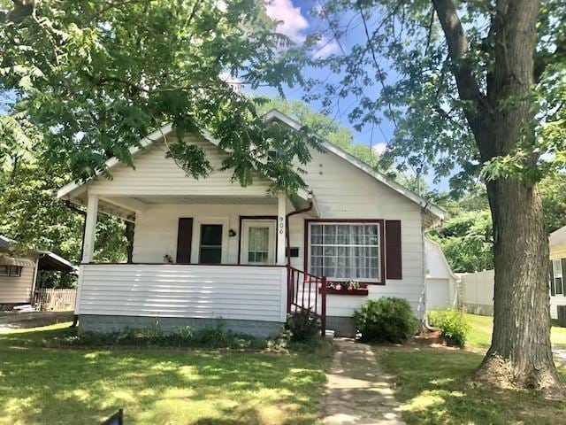 906 S 3rd St, Effingham, IL 62401 - bungalow with a front yard