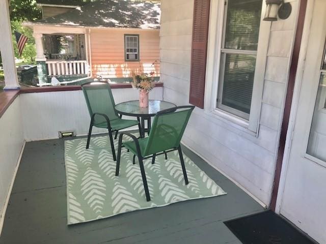 906 S 3rd St, Effingham, IL 62401 - balcony with outdoor dining area
