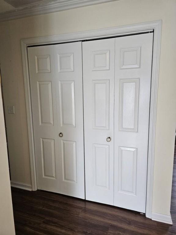 details with baseboards, ornamental molding, and wood finished floors