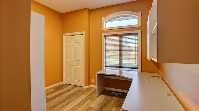 foyer with visible vents, light wood-style flooring, and baseboards