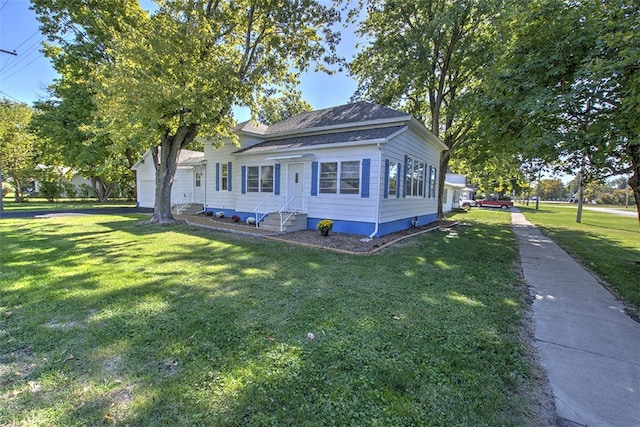 view of side of property featuring a lawn