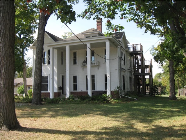 view of front of property with a front lawn