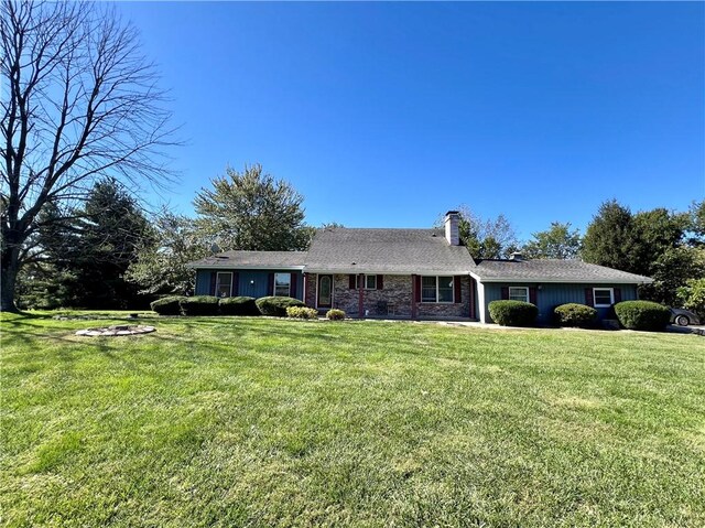 29 Homestead Dr, Newton, IL 62448 - ranch-style house featuring a chimney and a front yard